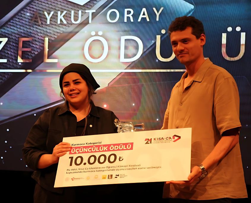 Nafiseh Zaheri receiving the 10,000₺ award at Kısa-ca Student Film Festival in Turkey